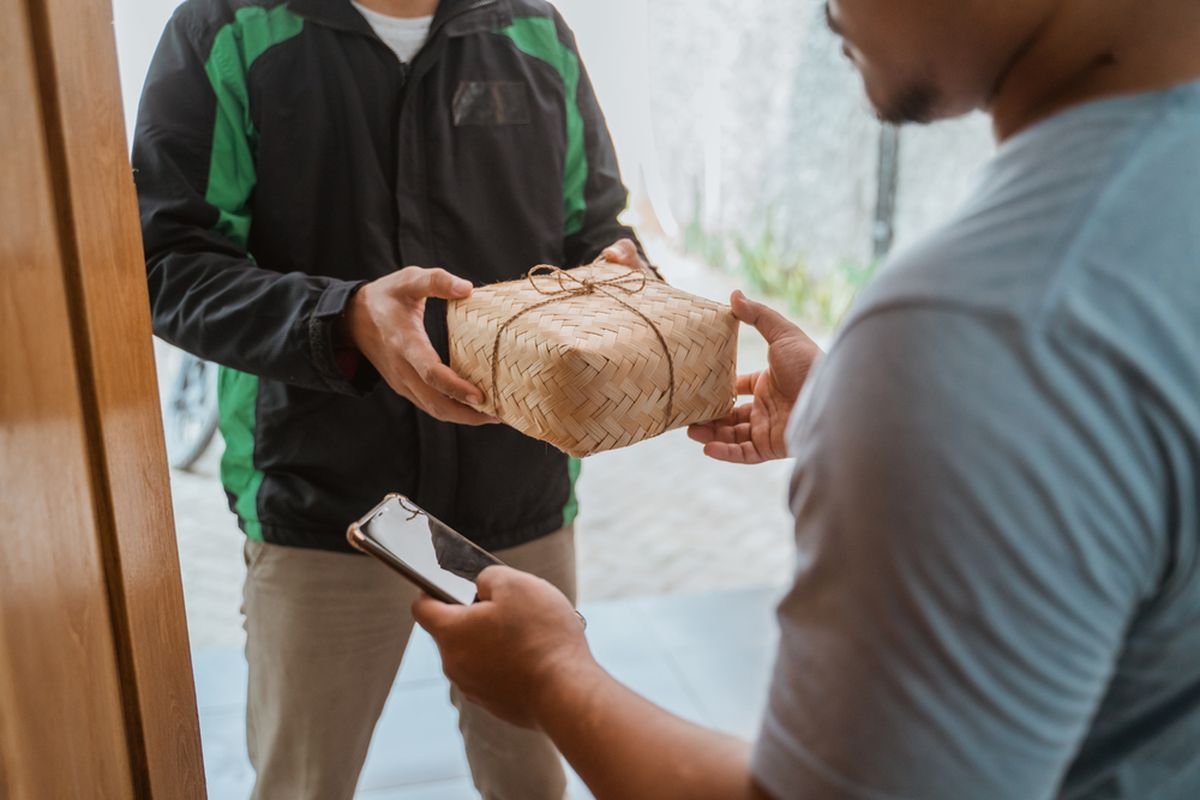 Ilustrasi driver ojek online mengantarkan paket makanan. 