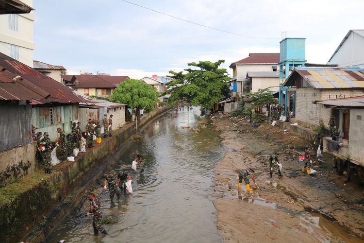 Prajurit Kodam XVI Pattimura membersihkan aliran sungai di Desa batu Merah, Kecamatan Sirimau, Ambon, Sabtu (14/5/2022)