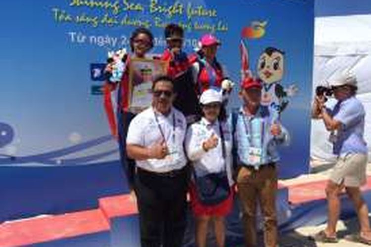 Atlet rowing Indoensia, Chelsea Carputy (tengah atas), berpose setelah menerima medali emas pada Asian Beach Games V di Da Nang, Vietnam, Rabu (28/9/2016).