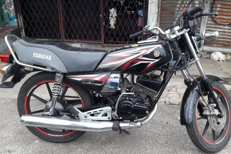 Salah satu RX King tahun 1996 yang ditawarkan dijual dengan harga Rp 11 juta di diler Pelangi Motor, Jatinegara, Jakarta Timur. Tampak motor tersebut sudah tidak menggunakan pelek bawaan asli motor.