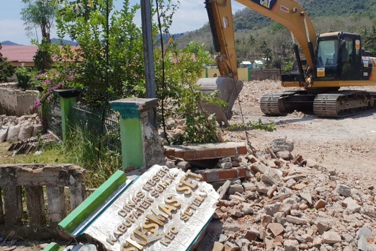 Proses rehabilitasi dan rekonstruksi fasilitas publik dan rumah penduduk di Pulau Sumbawa, Provinsi NTB, yang terkena dampak gempa.