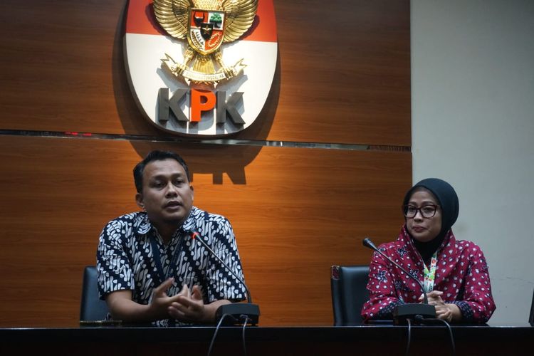 Dua Plt Juru Bicara KPK yakni Ali Fikri dan Ipi Maryati usai konferensi pers di Gedung Merah Putih KPK, Jumat (27/12/2019).