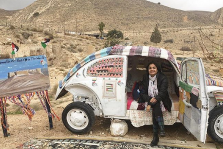 Salah satu pengunjung berfoto didepan hotel mungil di Jordan.