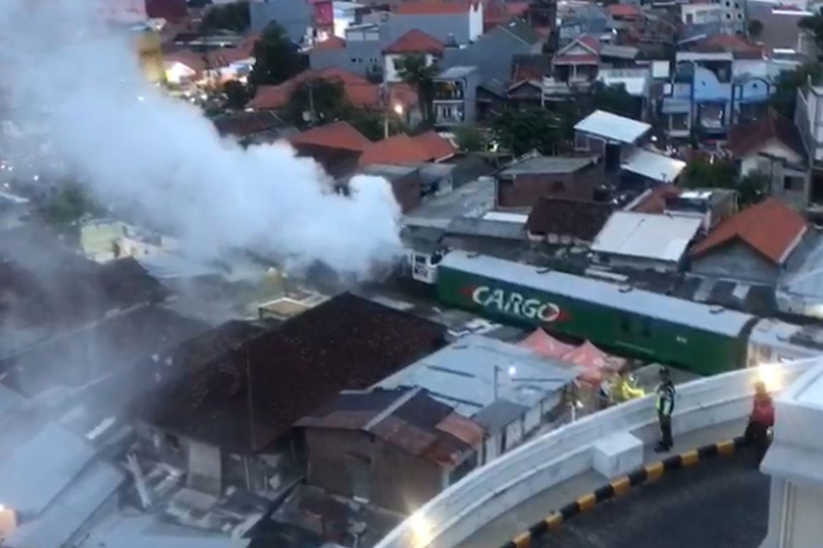 Lokomotif keluarkan asap di Stasiun Surabaya Wonokromo, Kamis (26/12/2024).
