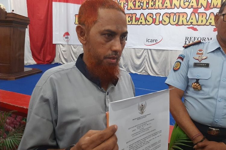 Terpidana Bom Bali, Umar Patek menunjukkan surat keterangan WNI isterinya di Lapas Porong Sisoarjo, Rabu (20/11/2019?.
