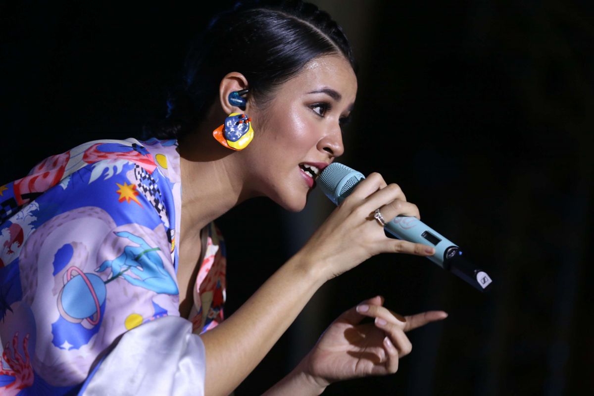 Raisa menghibur para penonton dalam acara Jak Japan Matsuri di Plaza Tenggara, Gelora Bung Karno (GBK) Senayan, Jakarta, Minggu (9/9/2018). Acara tahunan ini merupakan acara peringatan 60 tahun hubungan diplomatik Indonesia dan Jepang, sejumlah artis Indonesia dan Jepang memeriahkan acara ini, antara lain Raisa, Isyana, JKT48, AKB48, dan Kiroro.
