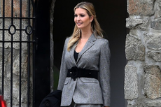 Gaya Ivanka Trump dengan Rok Midi saat Cuaca Dingin