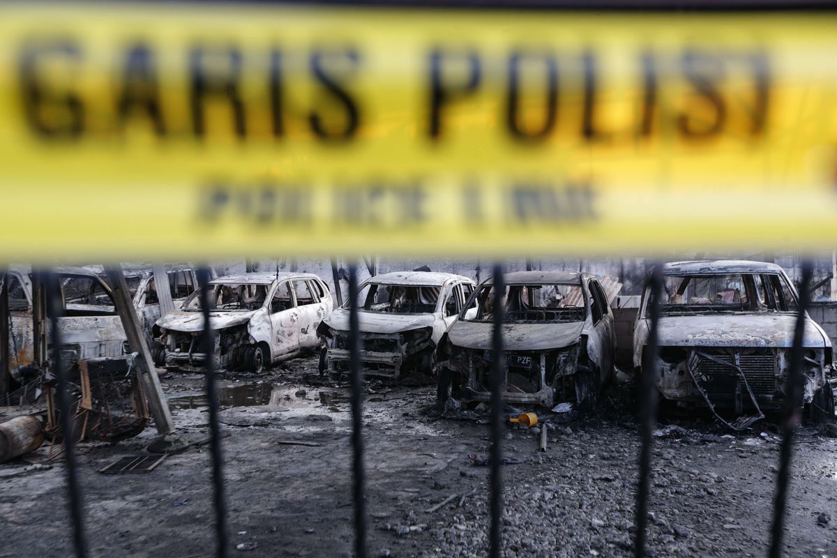 Sisa-sisa bangkai mobil di Kampung Tanah Merah usai kebakaran Depo Pertamina Plumpang, Koja, Jakarta Utara, Sabtu (4/3/2023). Kebakaran ini mengakibatkan 17 orang meninggal dunia dan 51 orang luka-luka.