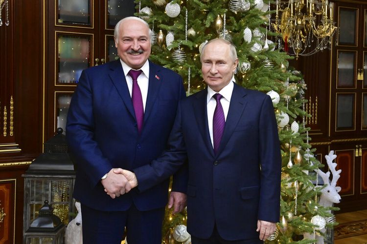 Presiden Rusia Vladimir Putin, kanan, dan Presiden Belarusia Alexander Lukashenko berpose setelah pembicaraan mereka di Minsk, Belarusia, Senin, 11 Desember 2018. 19, 2022.