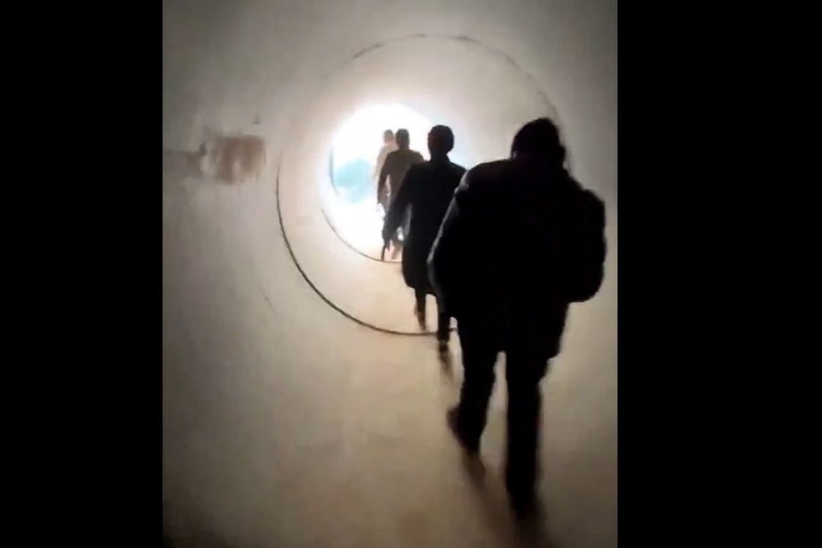 Lorong pipa besar untuk menuju rumah kakek di China yang diapit jalan tol.