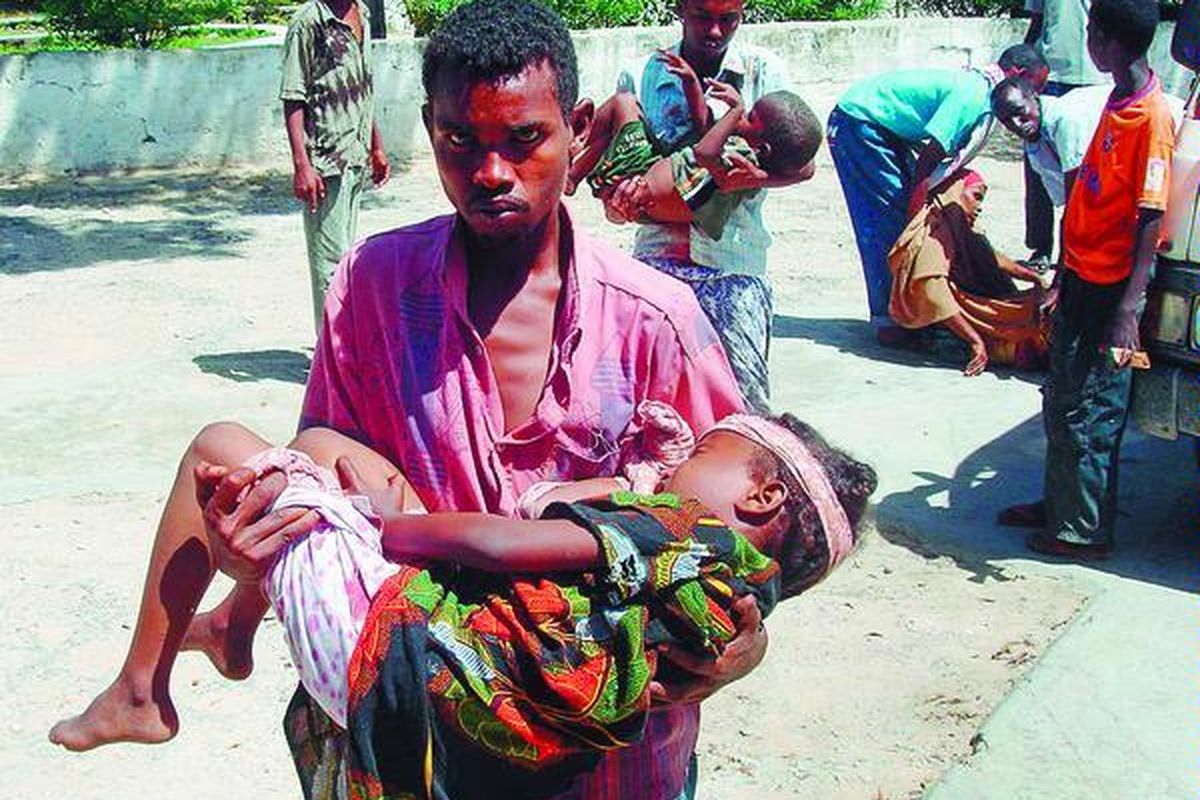 Warga Somalia menolong anak-anak yang terluka dengan membawa mereka ke klinik, Rabu (29/7). Anak-anak itu telah menjadi korban pertempuran sektarian di Mogadishu, ibu kota Somalia.