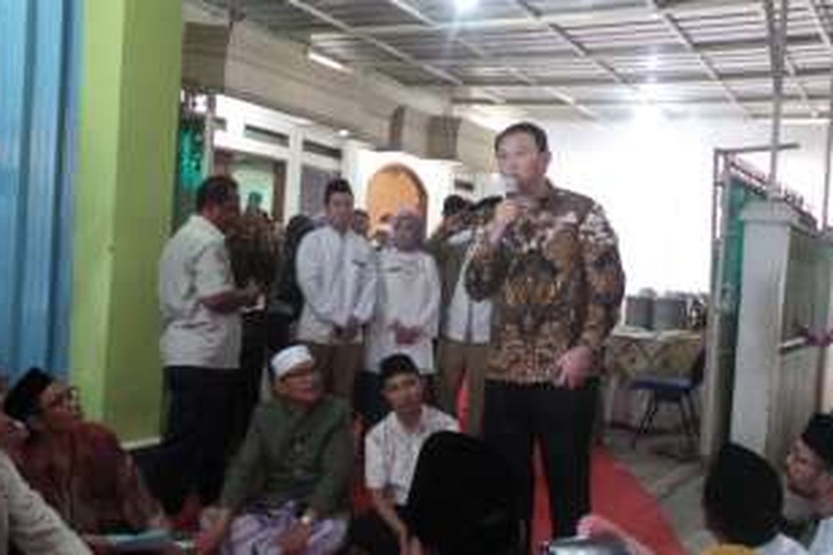 Gubernur DKI Jakarta Basuki Tjahaja Purnama saat melakukan Safari Ramadhan, di Masjid Nurul Iman, Kedoya Utara, Kebon Jeruk, Jakarta Barat, Selasa (7/6/2016).