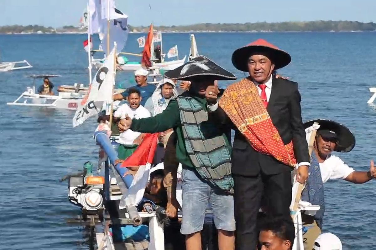 Sappe, nelayan yang terpilih jadi anggota DPRD Parepare diantar puluhan nelayan dan perahu menuju gedung DPRD, Senin (2/9/2024).