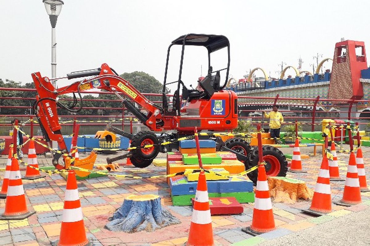 Alat berat menjadi salah satu titik foto yang menarik bagi warga di stan Dinas Pekerjaan Umum Kota Tangerang di ajang Festival Cisadane yang digelar  25 Agustus - 1 September 2018. 