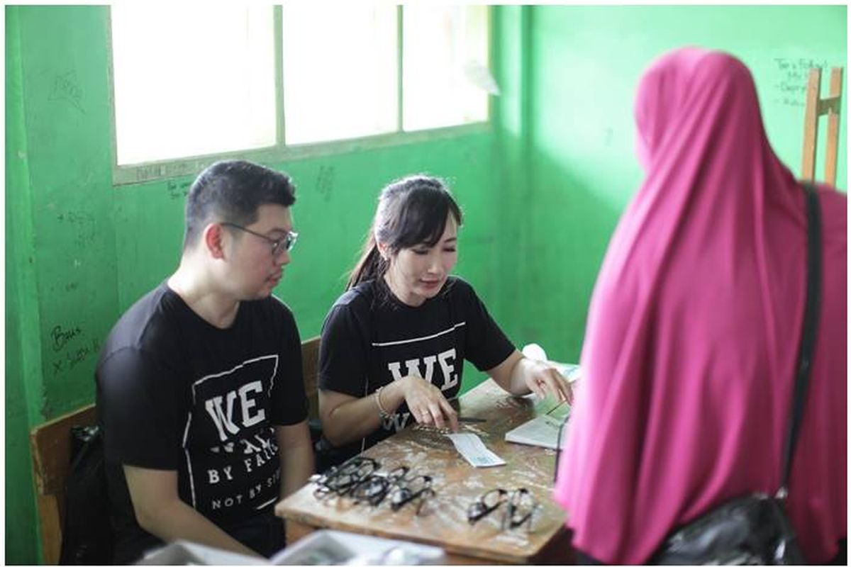 Salah satu anggota Komunitas Sejuta Kacamata sedang melakukan baksi sosial di Bekasi pada 28 Mei 2017.