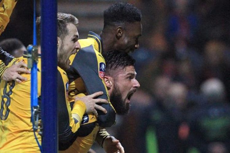 Para pemain Arsenal merayakan gol Olivier Giroud ke gawang Preston pada partai babak ketiga Piala FA di Stadion Deepdale, Sabtu (7/1/2017).