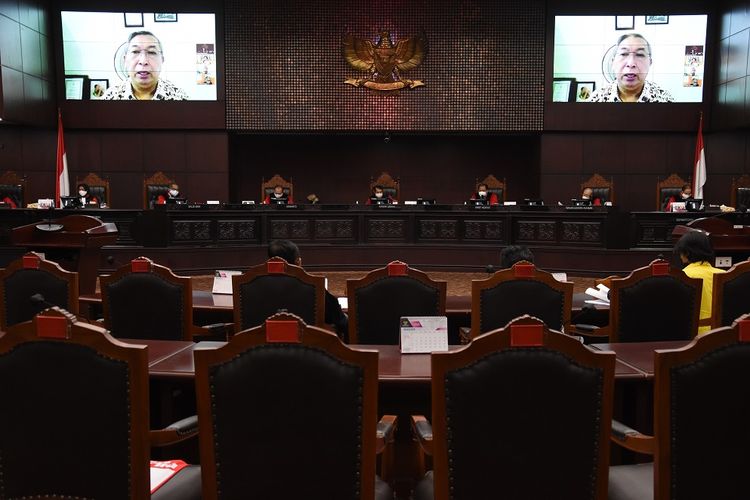 Mantan penasihat KPK Budi Santoso memberikan kesaksian secara virtual pada sidang lanjutan permohonan pengujian formil atas UU Nomor 19 Tahun 2019 tentang Komisi Pemberantasan Korupsi di gedung Mahkamah Konstitusi, Jakarta, Senin (24/8/2020). Sidang tersebut beragenda mendengarkan keterangan dua orang saksi yang dihadirkan pemohon mantan Wakil Ketua KPK Laode M Syarif yakni mantan penasihat KPK Budi Santoso dan mantan Ketua BEM Universitas Indonesia Manik Marganamahendra. ANTARA FOTO/Indrianto Eko Suwarso/wsj.