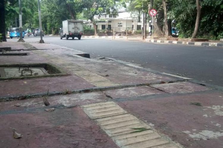 Jalur pemandu khusus penyandang disabilitas atau biasa  disebut guiding block yang dipasang terbalik di kawasan Jalan Hang Tuah, Jakarta Selatan. Gambar diambil Senin (23/1/2017).