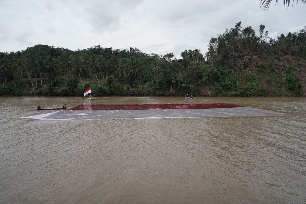 Bendera Merah Putih berukuran 40 x 26 meter dibentangkan di tengah derasnya arus Sungai Cikaso, Kabupaten Sukabumi, Jawa Barat, Sabtu (17/08/2025). 
