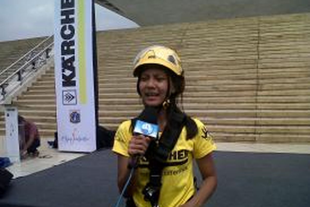 Melisa Ayu Lestari berkesempatan meluncur dari puncak hingga ke cawan Monas pada Kamis (15/5/2014). 