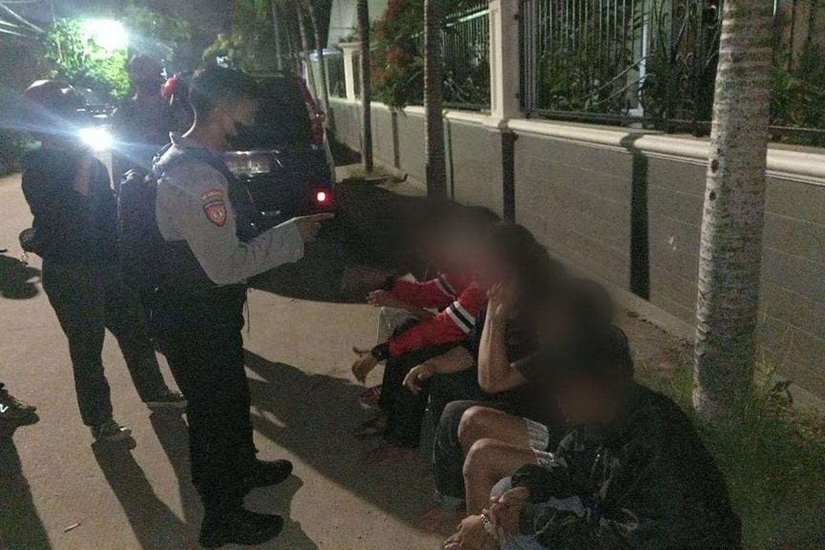 5 orang remaja yang ditangkap oleh Tim Patroli Perintis Presisi di kawasan Green Garden, Kebon Jeruk, Jakarta Barat, Minggu (13/11/2022) pagi. 5 orang remaja tersebut ditangkap karena kedapatan nongkrong sambil bawa dua bilah celurit.