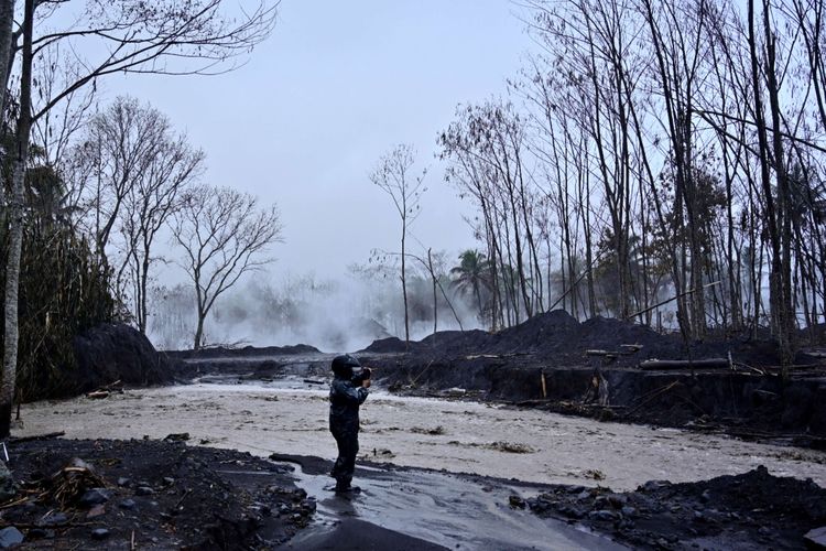 Petugas SAR memantau kondisi banjir lahar hujan Gunung Semeru di Dusun Kamar Kajang, Candipuro, Lumajang, Jawa Timur, Kamis (16/12/2021). Erupsi Gunung Semeru pada Kamis pukul 09.01 WIB yang disusul hujan deras di daerah itu mengakibatkan banjir lahar hujan menerjang beberapa tempat di wilayah hilir.