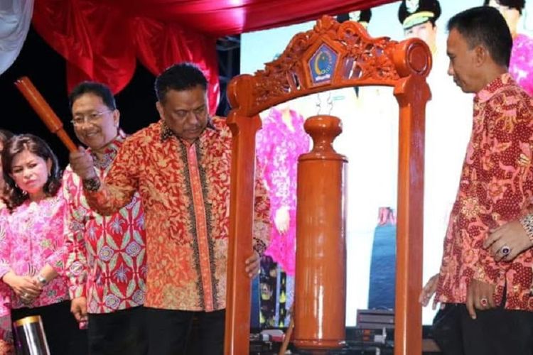 Gubernur Sulawesi Utara Olly Dondokambey membuka Sulut Fair 2018 di Kayuwatu, Manado, Sabtu (15/9/2018) malam.