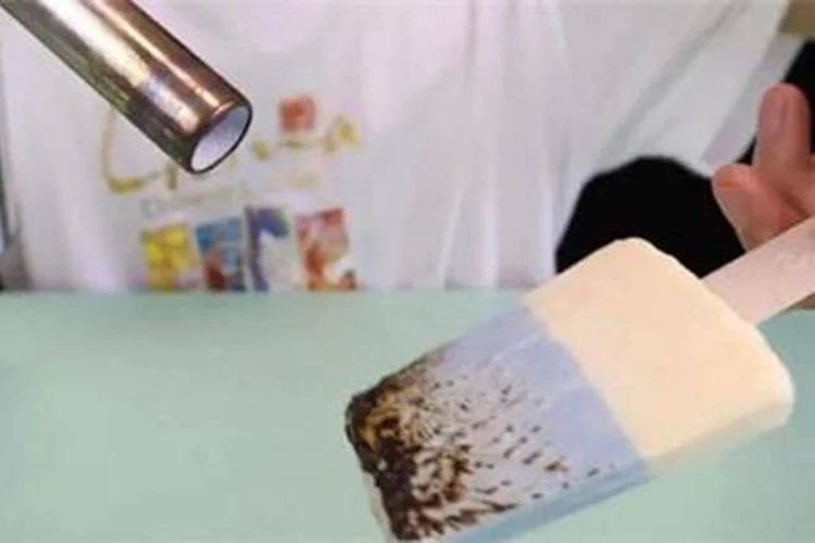 Tangkapan layar dari video yang menunjukkan seseorang di China mencoba melelehkan es krim buatan Zhongxuegao menggunakan obor gas portable. Namun, es krim tersebut tidak meleleh.