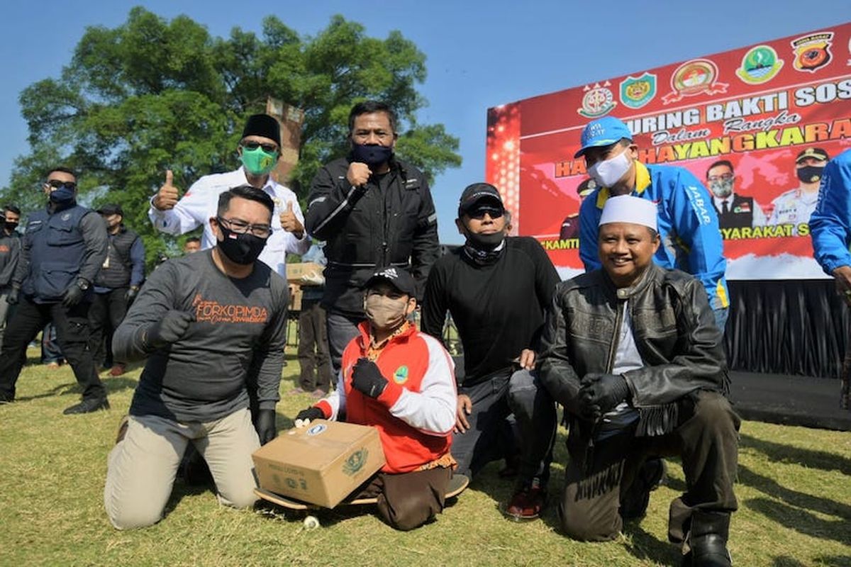 Ketua Gugus Tugas Percepatan Penanggulangan Covid-19 Jawa Barat Ridwan Kamil bersama Forkopimda Jawa Barat membagikan ribuan paket sembako, Minggu (5/7/20). 