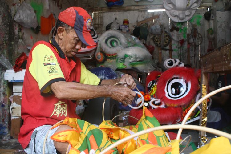 Perajin barongsai tengah membuat kepala barongsai.