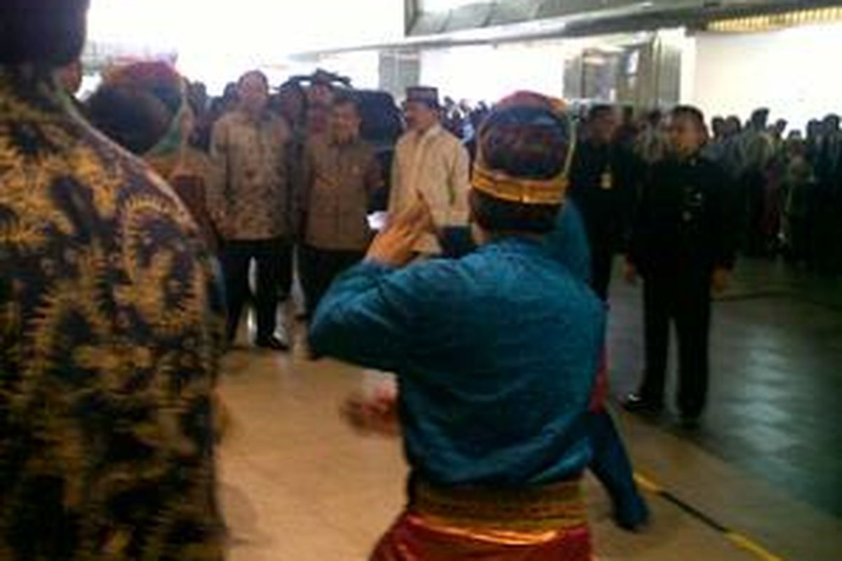 kehadiran wakil presiden Jusuf Kalla di pasar tanah abang, disambut dengan tarian selamat datang. Tampak pula gubernur DKI Jakarta menyambut kedatangan JK