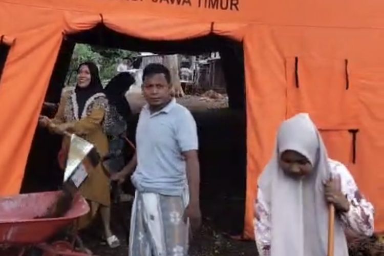 Siswa tiap hari datang ke sekolah meski masih disegel, Jumat (24/10/2025)