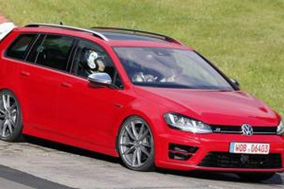 Volkswagen Golf R Estate tepergok sedang diuji di Nurburgring.