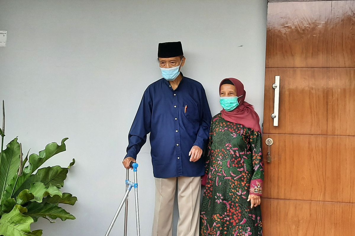 Buya Syafii Maarif beserta istri saat berada di teras depan rumah usai dijenguk oleh Presiden Joko Widodo. Buya Syafii Maarif sudah diperbolehkan pulang setelah sempat dirawat di RS PKU Muhammadiyah Gamping.