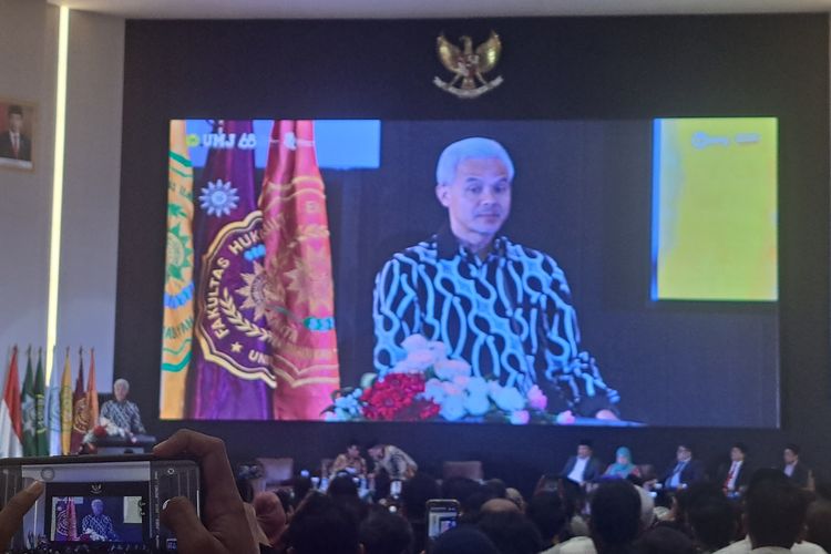 Calon presiden nomor urut 3 Ganjar Pranowo dalam acara Dialog Terbuka Muhammadiyah di Kampus Universitas Muhammadiyah Jakarta, Tangerang Selatan, Kamis (23/11/2023).
