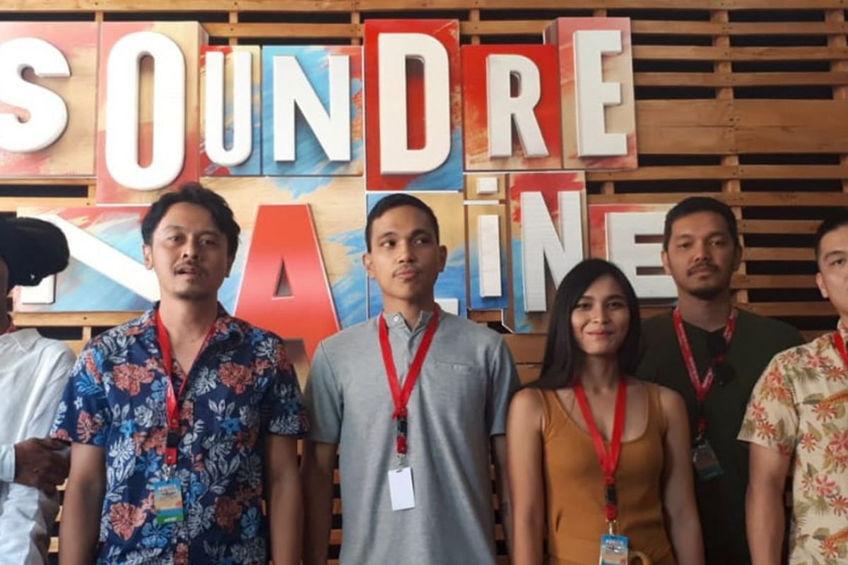 Dialog Dini Hari berpose bersama Scaller USAI mini talkshow Soundrenaline 2018 di Garuda Wisnu Kencana (GWK), Badung, Bali, Sabtu (8/9/2018).