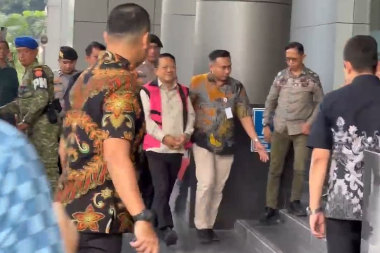 Mantan Jampidsus Febrie Adriansyah Tiba di Kejari Jaksel untuk Pelimpahan Perkara