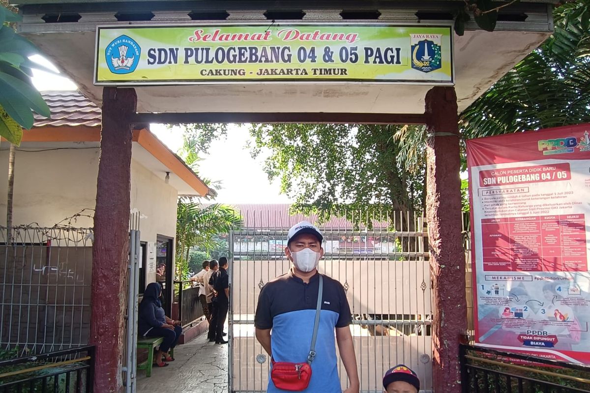 Syaifullah (35) mengantar anak pertamanya, Julio (7), bersekolah di SD Negeri Pulo Gebang 04, Cakung, Jakarta Timur, Rabu (12/7/2023).