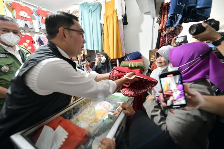 Gubernur Jawa Barat Ridwan Kamil meresmikan revitalisasi pasar Harapan Jaya Kota Bekasi, di Jalan Harkit Raya, Harapan Jaya, Kecamatan Bekasi Utara, Kota Bekasi, Rabu (20/4/2022).