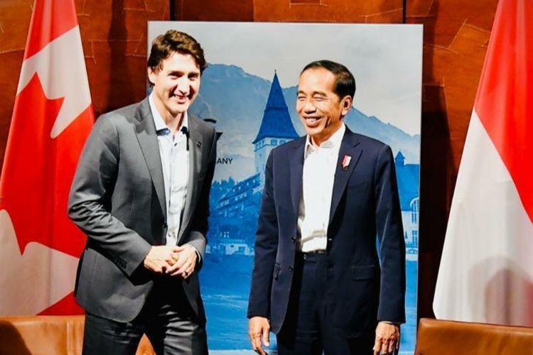 Presiden Joko Widodo saat melakukan pertemuan bilateral dengan PM Kanada Justin Trudeau di sela-sela KTT G7 di Schloss Elmau, Jerman, Senin (27/6/2022). Justin Trudeau mengatakan pada Senin (5/12/2022), bahwa pihak berwenang Kanada sedang menyelidiki bagaimana suku cadang buatan Kanada berhasil masuk ke drone Iran yang digunakan oleh Rusia untuk menyerang Ukraina.