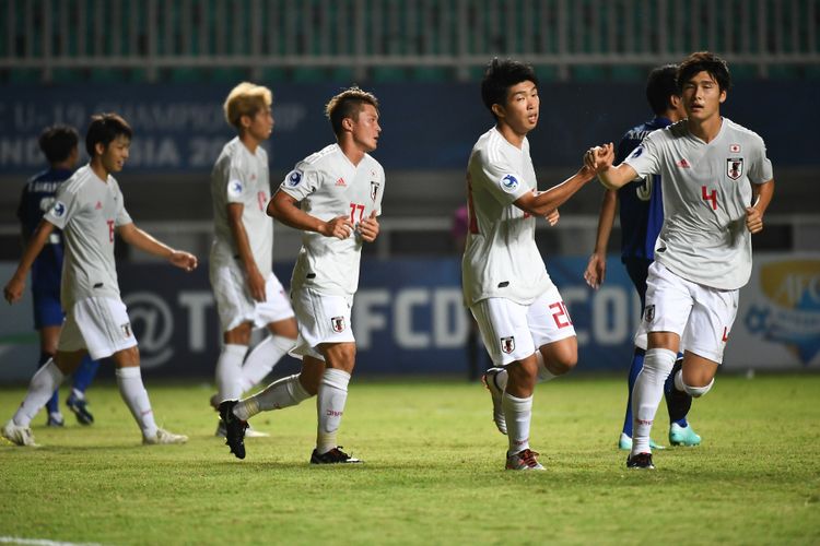 Para pemain Timnas U-19 Jepang merayakan gol ke gawang Thailand pada pertandingan Piala Asia U-19 2018 di Stadion Pakansari, 22 Oktober 2018. 
