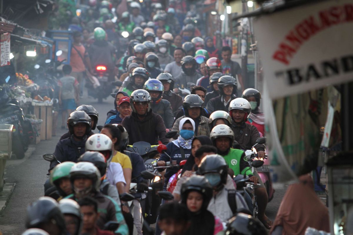 Suasana jalan yang dipadati pengendara motor di kawasan Pasar Minggu, Jakarta Selatan, Rabu (15/1/2020). Menghindari kemacetan di jalan raya Lenteng Agung, imbasnya jalan tersebut juga macet.