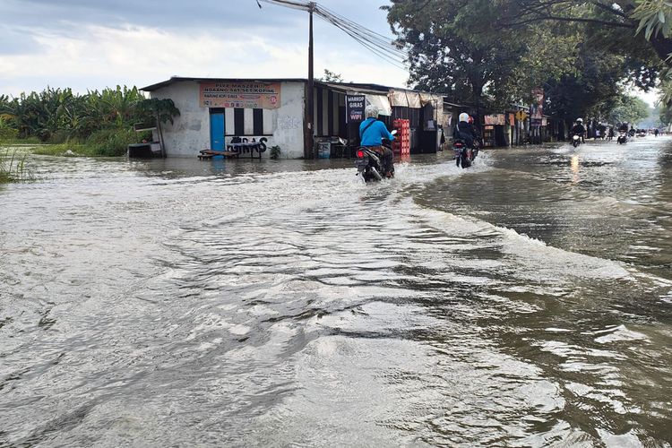 Banjir melanda wilayah Kecamatan Driyorejo dan Menganti, Gresik, Jawa Timur, akibat curah hujan tinggi dan air Kali Lamong meluap setelah tanggul jebol.