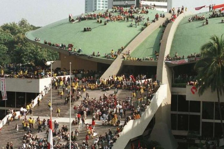 Mahasiswa se-Jakarta, Bogor, Tangerang, dan Bekasi mendatangi Gedung MPR/DPR, Mei 1998, menuntut reformasi dan pengunduran diri Presiden Soeharto. Sebagian mahasiswa melakukan aksi duduk di atap Gedung MPR/DPR. Hegemoni Orde Baru yang kuat ternyata menjadi inspirasi bagi orangtua untuk memberi nama bagi anak-anak mereka. 