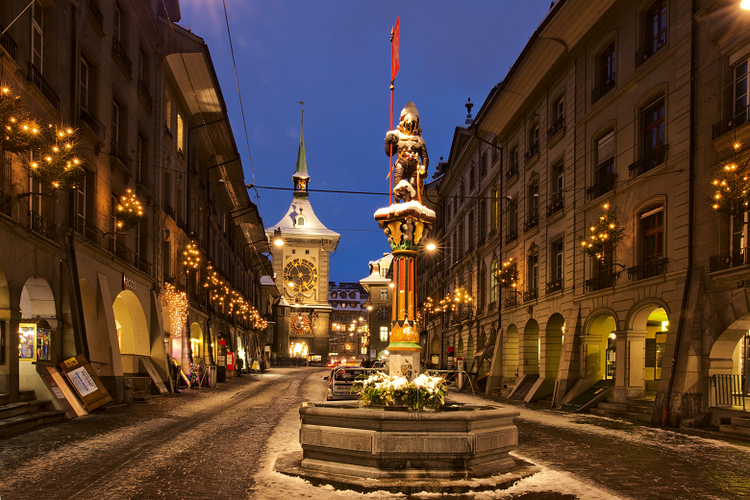 Pemandangan Kota Bern saat malam hari (Dok. Switzerland Tourism)