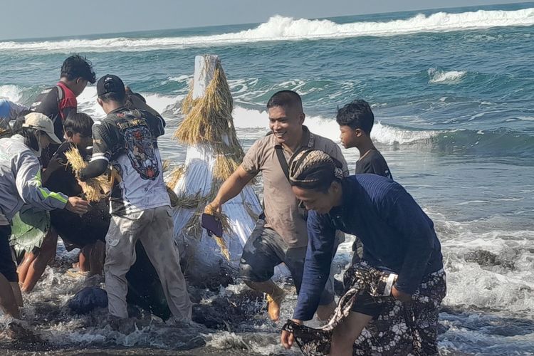 Tradisi Labuhan 10 Suro di Kulon Progo, Gunungan Tersentuh Ombak Langsung Diserbu Warga