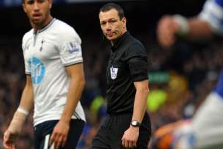 Wasit Kevin Friend memimpin laga Everton kontra Tottenham Hotspur pada lanjutan Premier League di Stadion Goodison Park, 3 November 2013.
