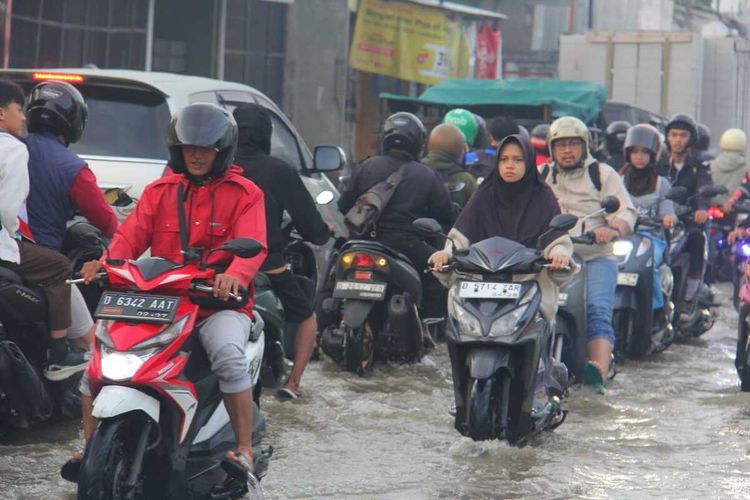 Akses Baleendah-Dayeuhkolot Banjir: Jalanan Macet, Banyak Motor Mogok, Warga: Terpaksa Bolos Kerja
