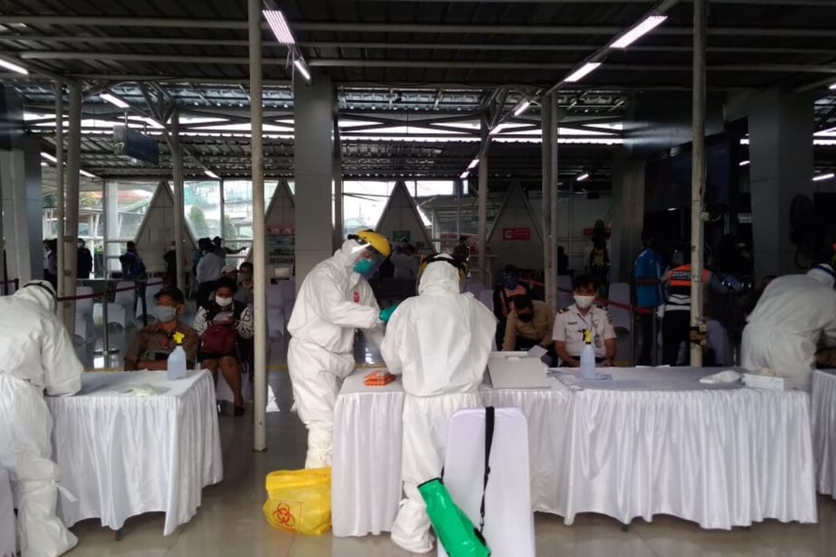 Sejumlah petugas kesehatan melakukan tes swab massal terhadap 350 calon penumpang KRL dan petugas KAI di Stasiun Bogor, Senin (27/4/2020).