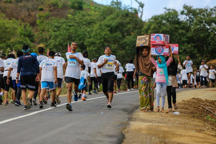 Peserta mengikuti Mekaki Marathon 2018 di Pantai Teluk Mekaki, Sekotong Barat, Kecamatan Sekotong, Lombok Barat, Nusa Tenggara Barat (NTB), Minggu (28/10/2018). Sedikitnya 1.500 peserta mengikuti lomba lari Mekaki Marathon 2018, 1.000 untuk kategori 5K dan 500 peserta untuk 10K.